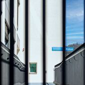 Polizei Hinter Gitter